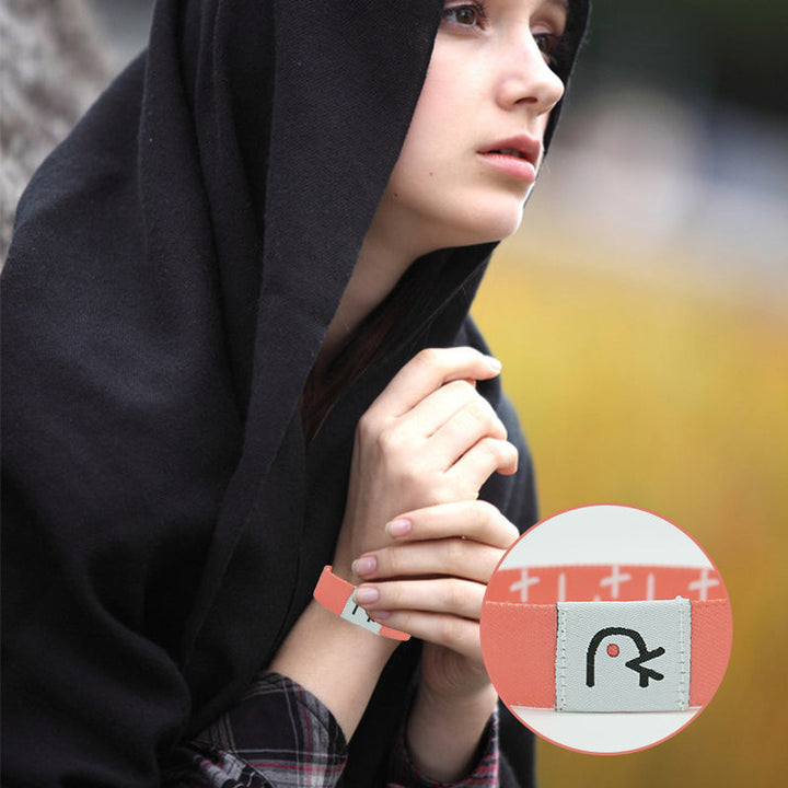 "Unisex bibelarmband med NFC-funktion, justerbart polyesterband, flerfärgat. Stilfullt och meningsfullt accessoarval."