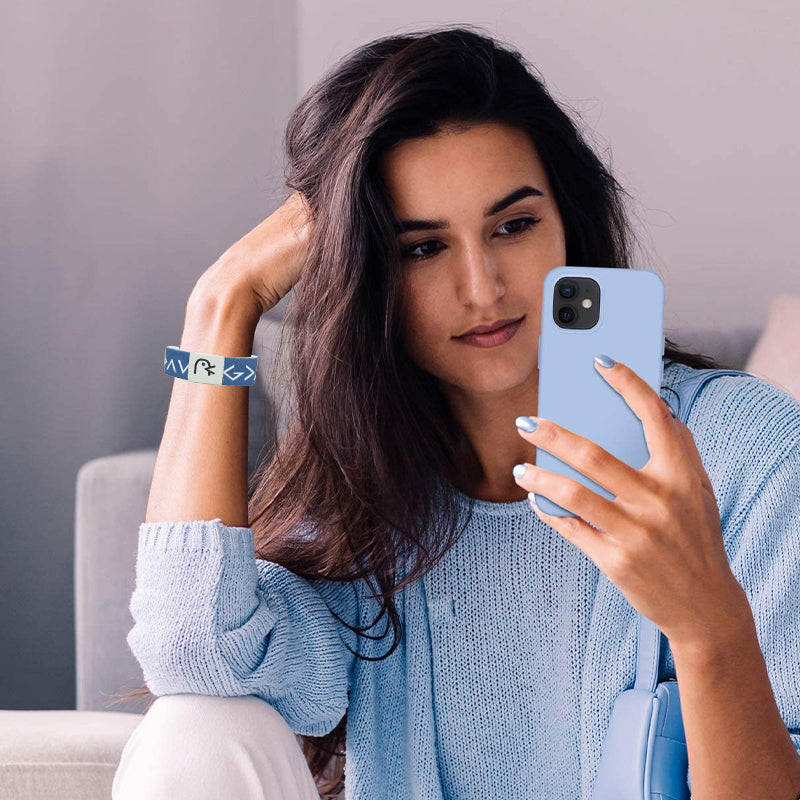 "Unisex bibelarmband med NFC-funktion, justerbart polyesterband, flerfärgat. Stilfullt och meningsfullt accessoarval."