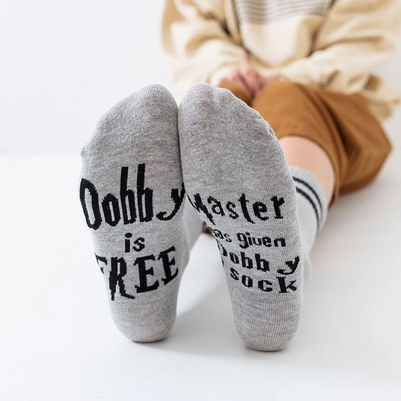 "Unisex bomullsstrumpor med stickade bokstäver, mjuka och bekväma, passar alla säsonger och åldrar."