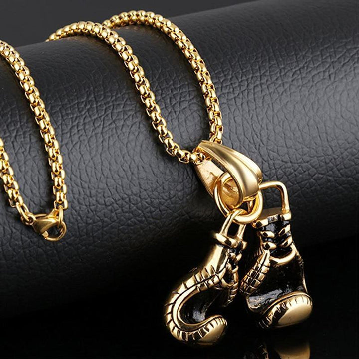 "Unisex boxhandskar halsband i ett glänsande guldigt titanstål, symboliserar styrka och stil för boxningsentusiaster."