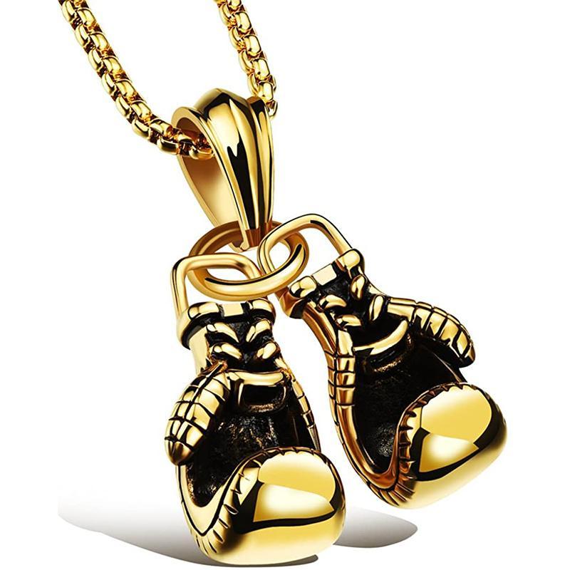 "Unisex boxhandskar halsband i ett glänsande guldigt titanstål, symboliserar styrka och stil för boxningsentusiaster."