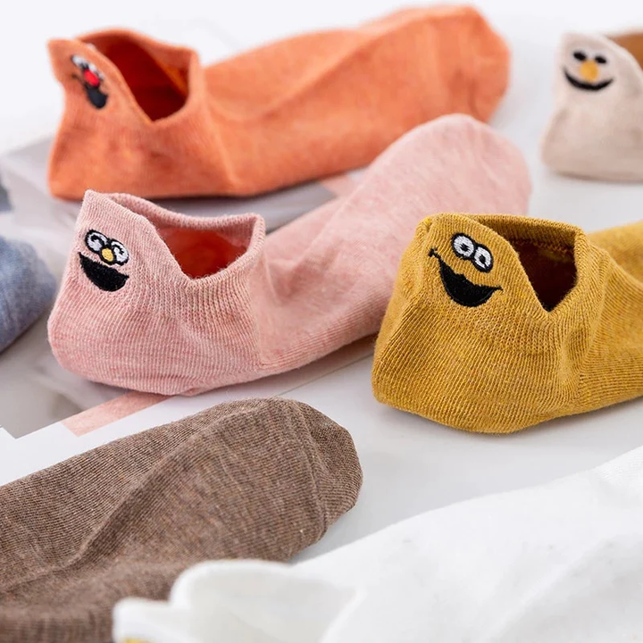 "Unisex broderade crew strumpor, japansk stil med smiley-mönster, mångsidig och elegant design, för alla årstider."