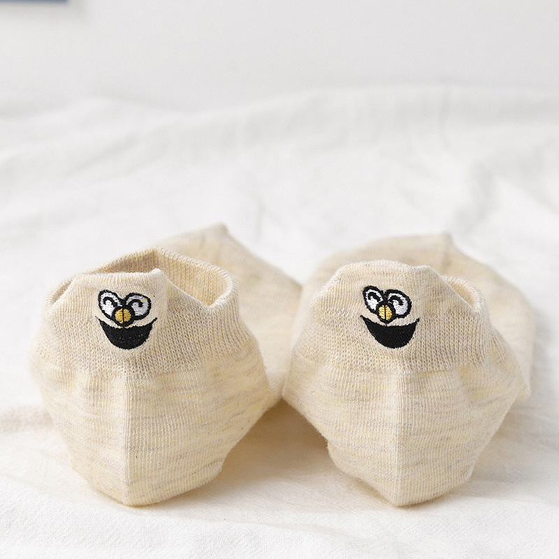 "Unisex broderade crew strumpor, japansk stil med smiley-mönster, mångsidig och elegant design, för alla årstider."