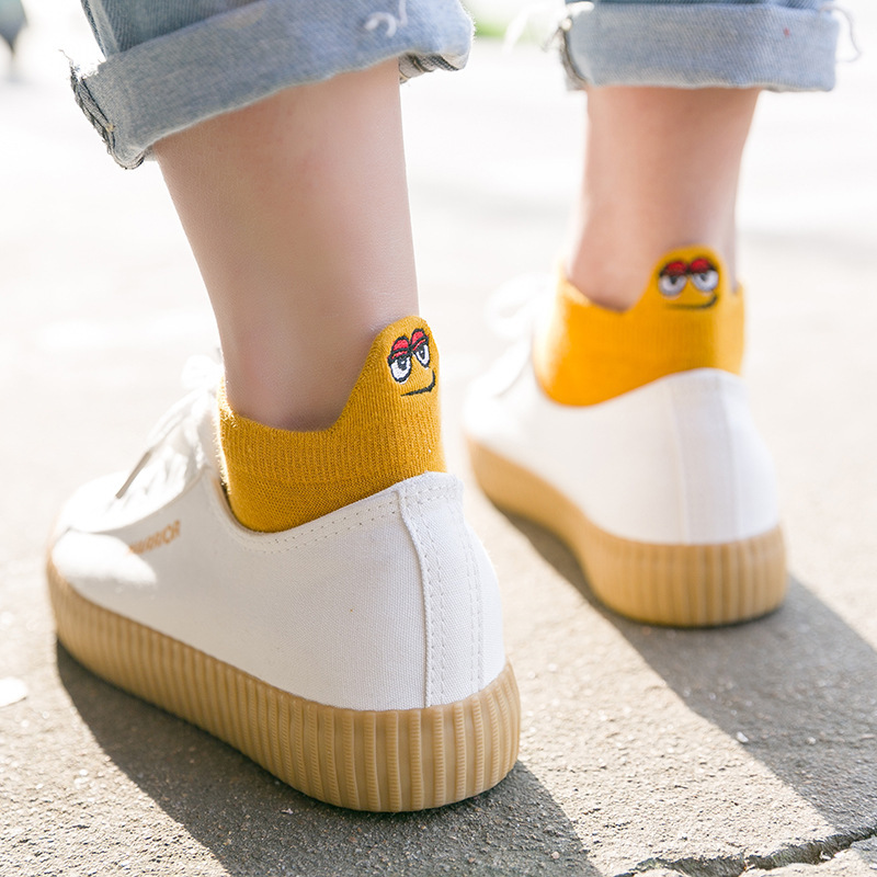 "Unisex broderade crew strumpor, japansk stil med smiley-mönster, mångsidig och elegant design, för alla årstider."