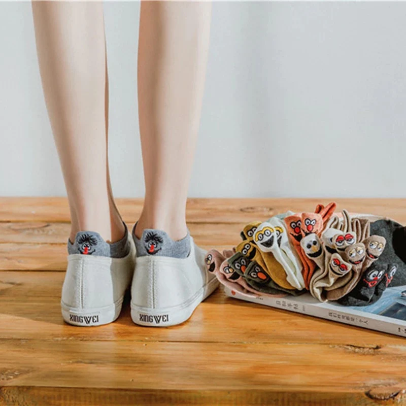 "Unisex broderade crew strumpor, japansk stil med smiley-mönster, mångsidig och elegant design, för alla årstider."