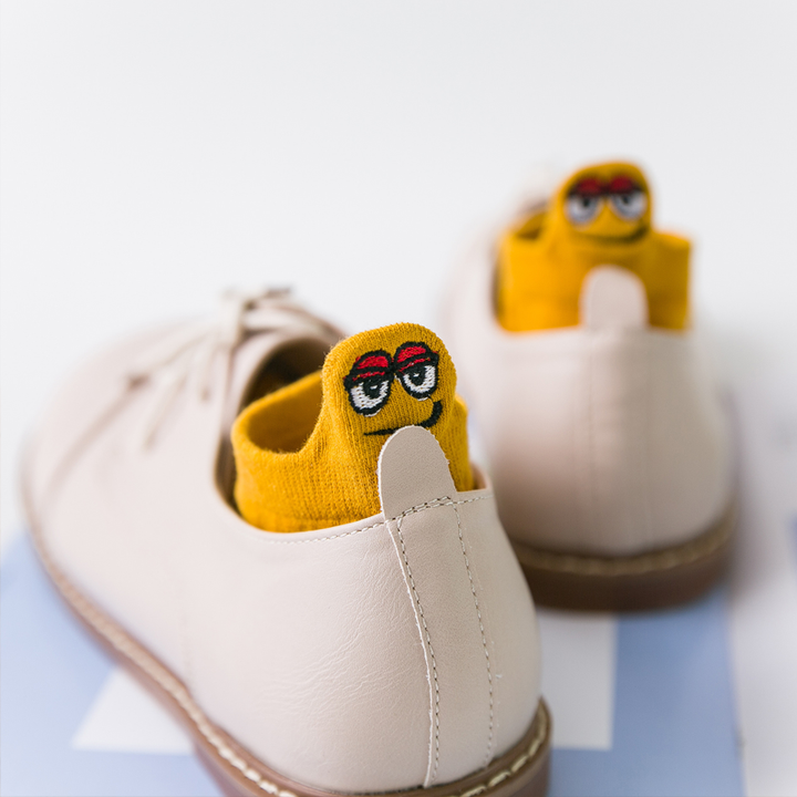 "Unisex broderade crew strumpor, japansk stil med smiley-mönster, mångsidig och elegant design, för alla årstider."
