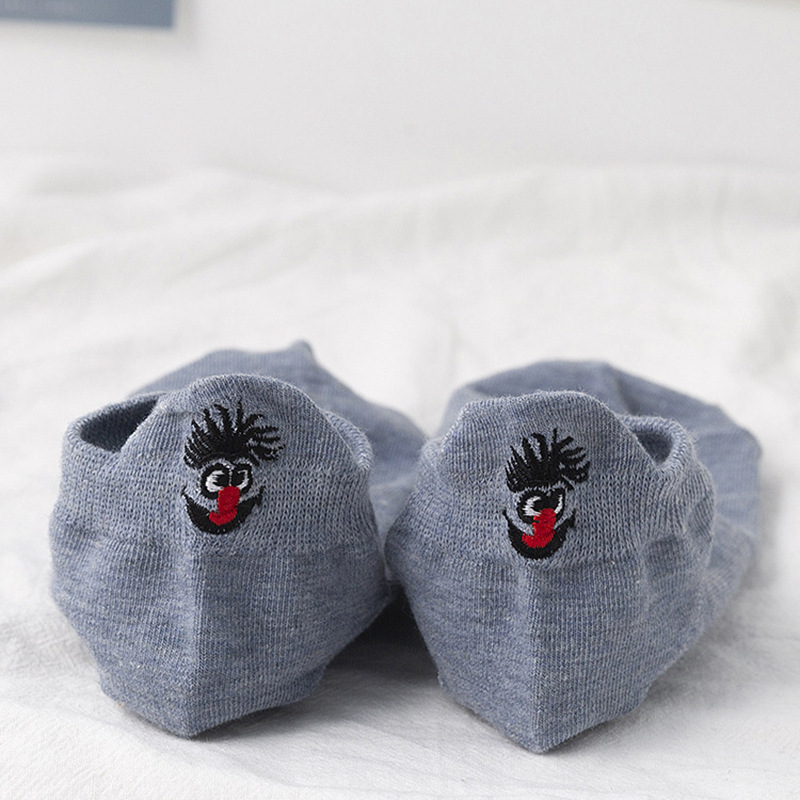 "Unisex broderade crew strumpor, japansk stil med smiley-mönster, mångsidig och elegant design, för alla årstider."