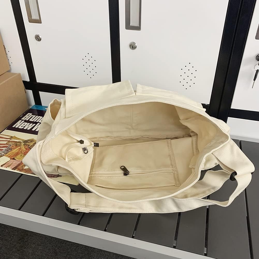 Närbild av slitstarkt canvasmaterial på crossbody väskan, designad för långvarigt och dagligt bruk.