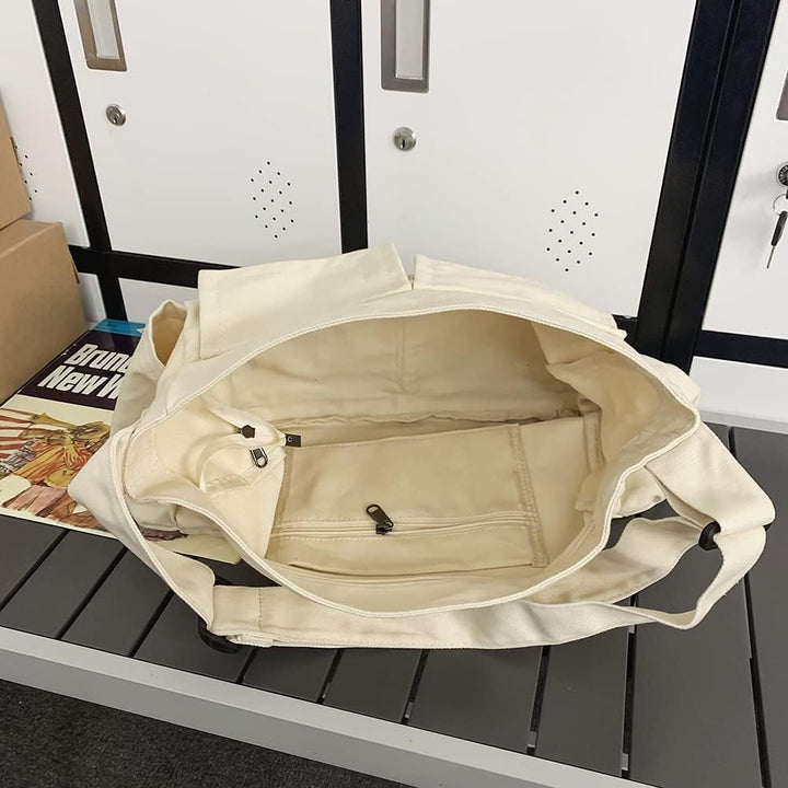 Närbild av slitstarkt canvasmaterial på crossbody väskan, designad för långvarigt och dagligt bruk.