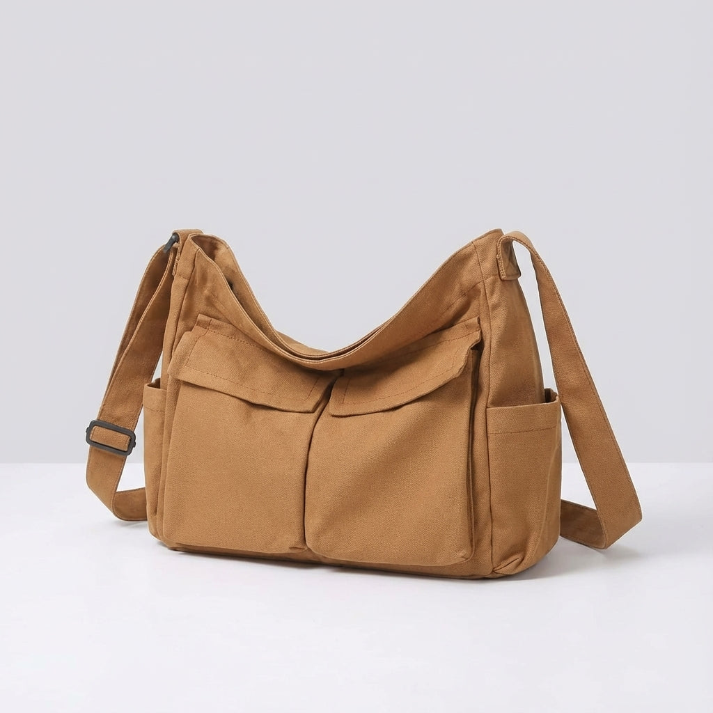 Person går med en funktionell unisex canvas crossbody väska, perfekt för både jobb och fritid.