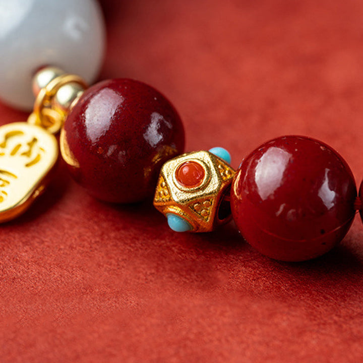 Unisex cinnabar armband i röd jasper med släta pärlor, eleganta och jordande smycken för daglig användning.