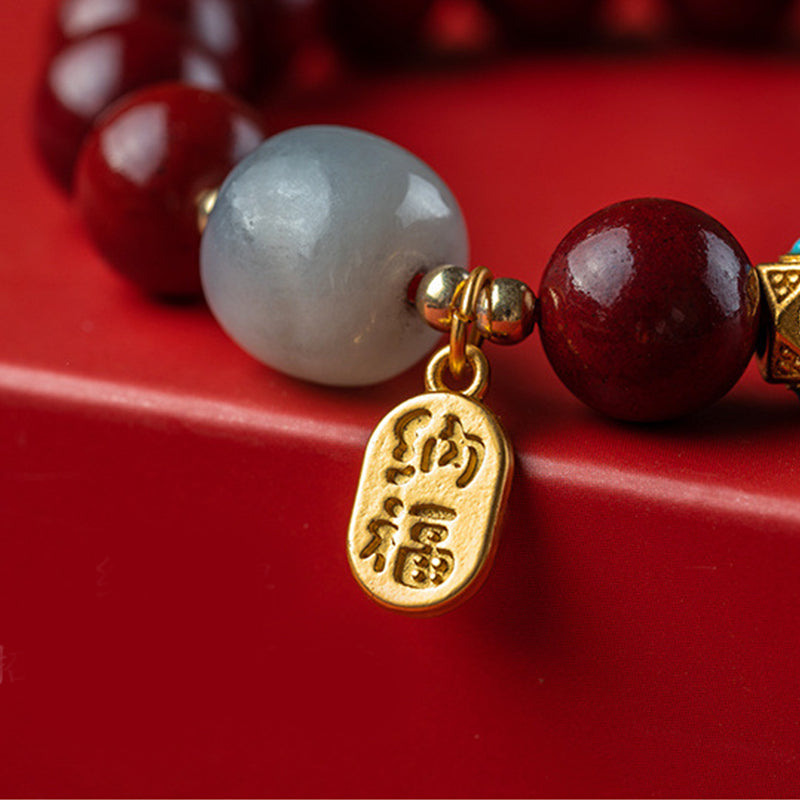 Unisex cinnabar armband i röd jasper med släta pärlor, eleganta och jordande smycken för daglig användning.