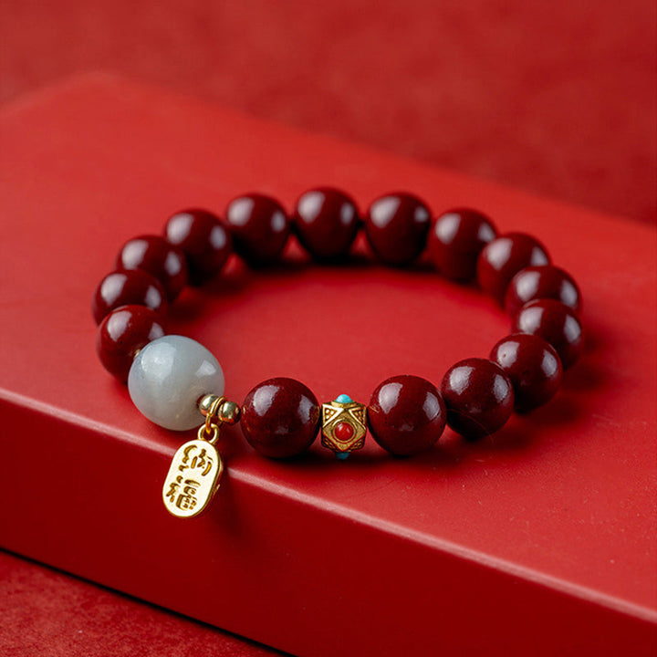 Unisex cinnabar armband i röd jasper med släta pärlor, eleganta och jordande smycken för daglig användning.