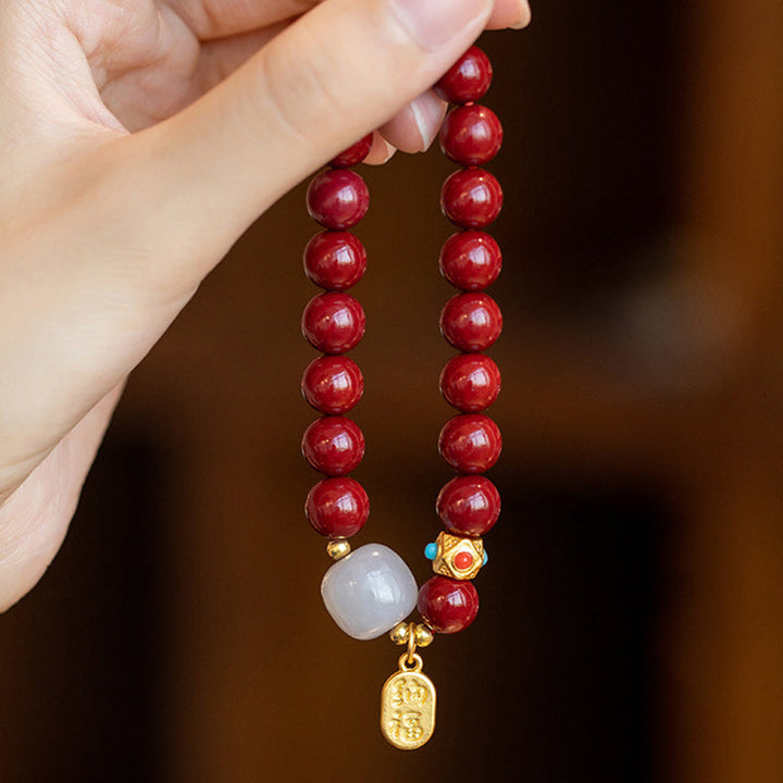 Unisex cinnabar armband i röd jasper med släta pärlor, eleganta och jordande smycken för daglig användning.