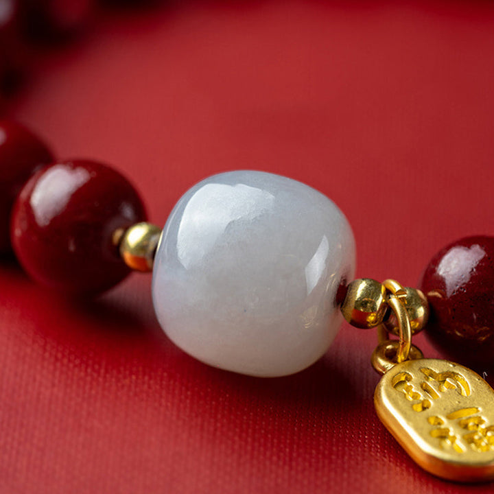 Unisex cinnabar armband i röd jasper med släta pärlor, eleganta och jordande smycken för daglig användning.