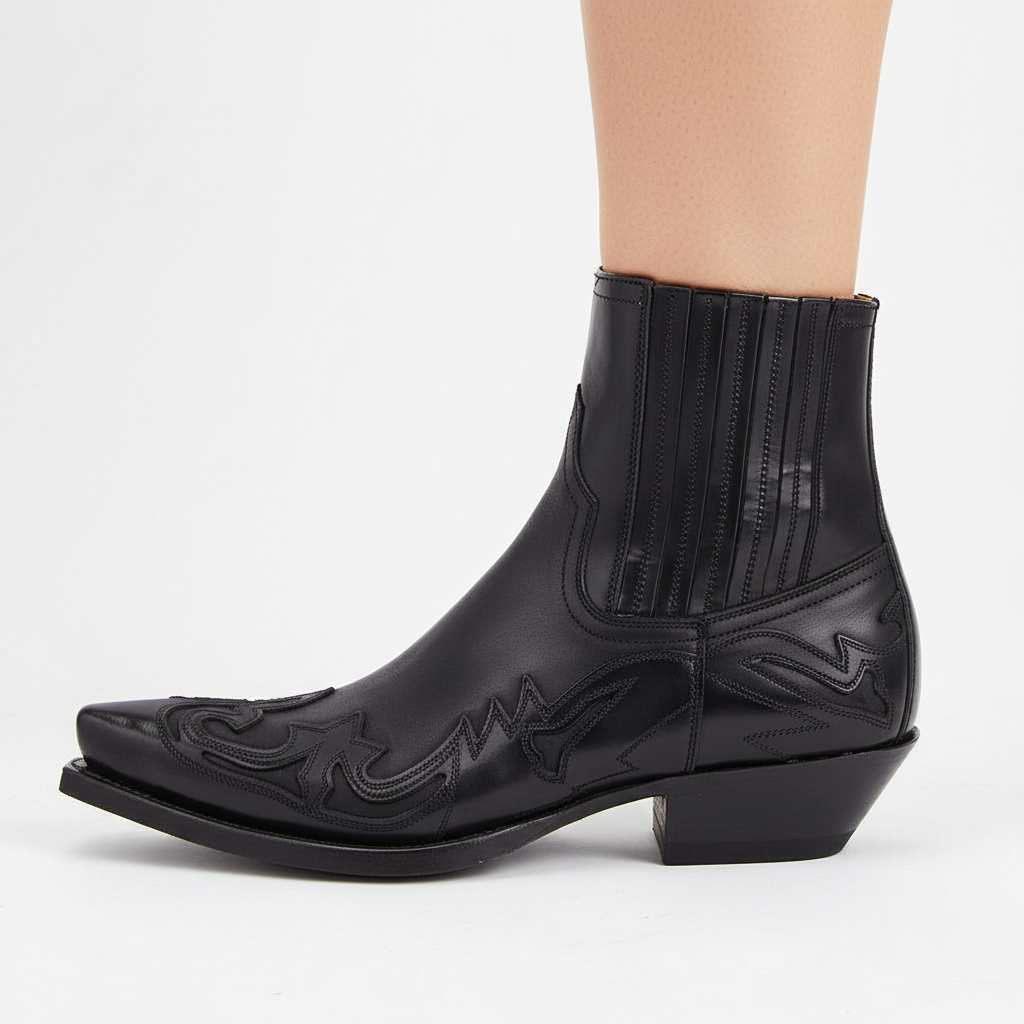 Närbild på broderade detaljer på läder-cowboystövlar unisex. Unik westernstil och modern design.