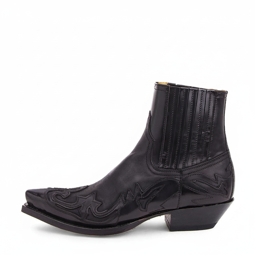 Bruna unisex cowboystövlar i äkta läder med klassiskt broderi. Tidlös westernstil, perfekt för höstmode.