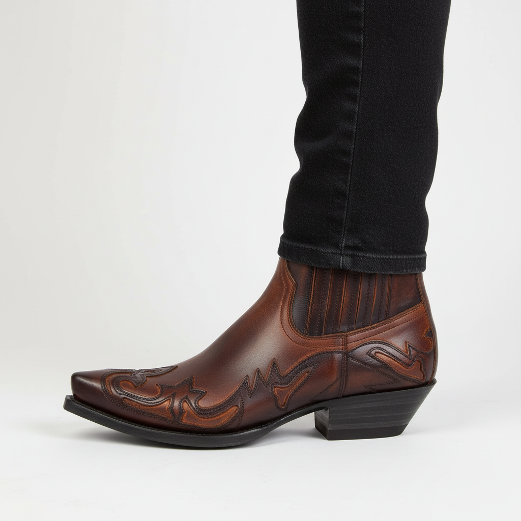 Helfoto av broderade unisex cowboystövlar i läder. Trendiga och bekväma westernskor för modeälskare.