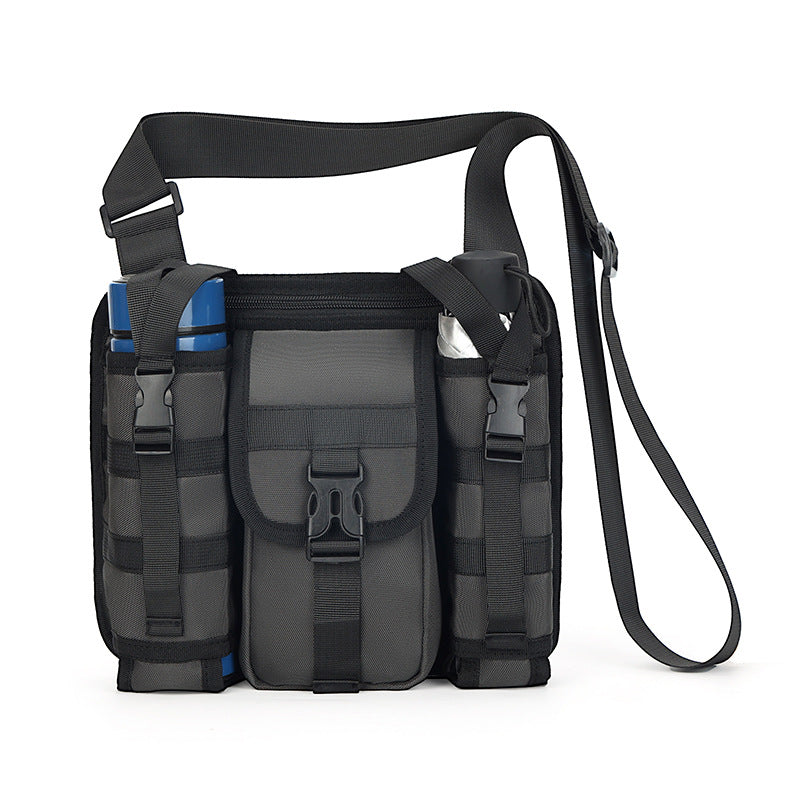 Unisex crossbody axelväska i tåligt tyg, grå. Framifrån med dragkedjor och justerbar rem, perfekt för organiserad förvaring.