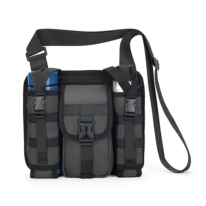 Unisex crossbody axelväska i tåligt tyg, grå. Framifrån med dragkedjor och justerbar rem, perfekt för organiserad förvaring.