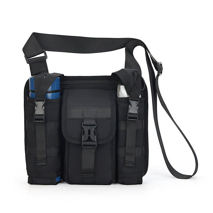Unisex crossbody axelväska i tåligt tyg, grå. Framifrån med dragkedjor och justerbar rem, perfekt för organiserad förvaring.