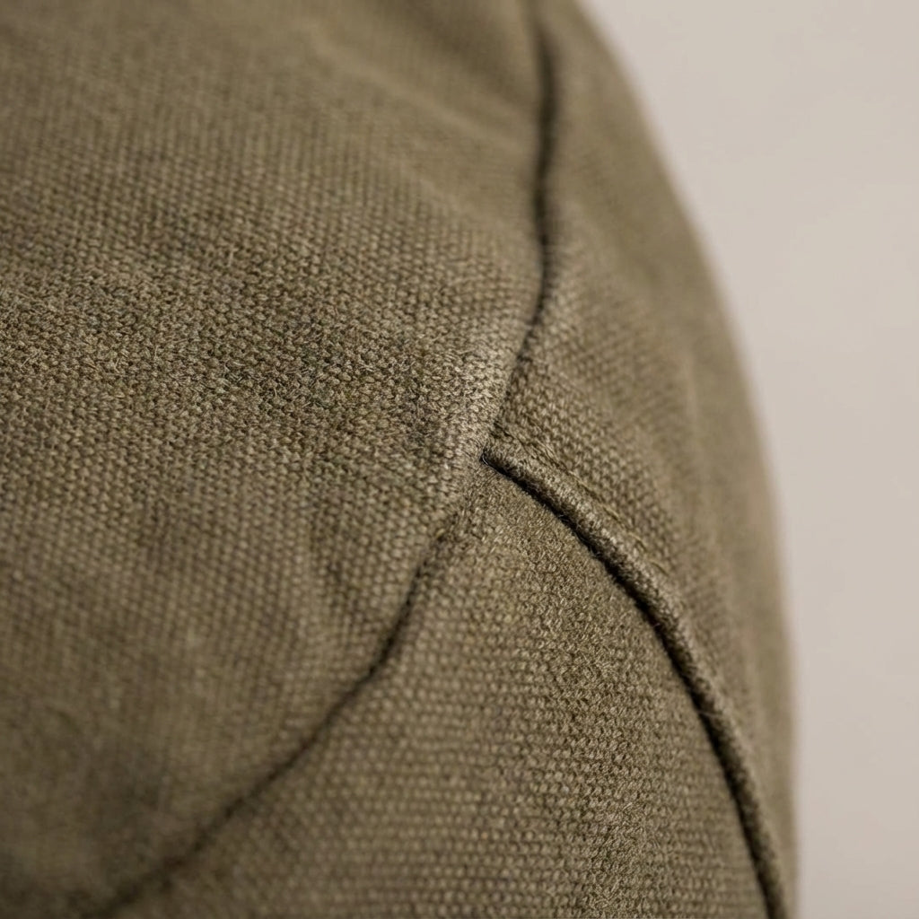 Slitstark unisex axelremsväska i vintagestil. Robust canvasväska som vardags- och resekompanjon.