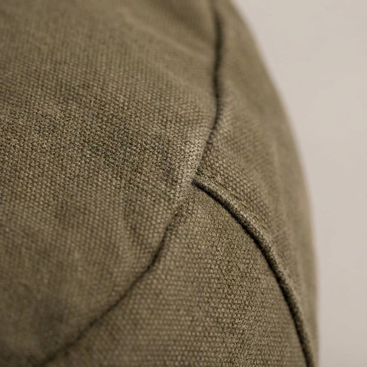 Slitstark unisex axelremsväska i vintagestil. Robust canvasväska som vardags- och resekompanjon.