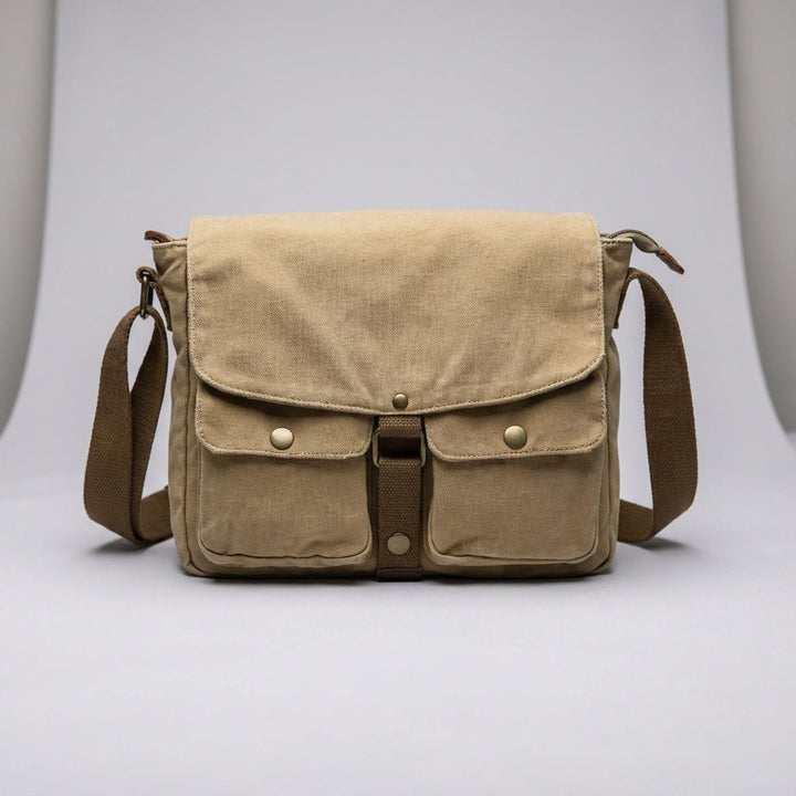 Stilren unisex crossbodyväska i vintagestil. Mångsidig canvasväska för både stads- och reseäventyr.