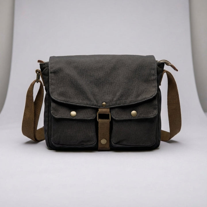 Praktisk unisex canvasväska i vintagestil. En bekväm axelremsväska med bra organisering för vardagen.