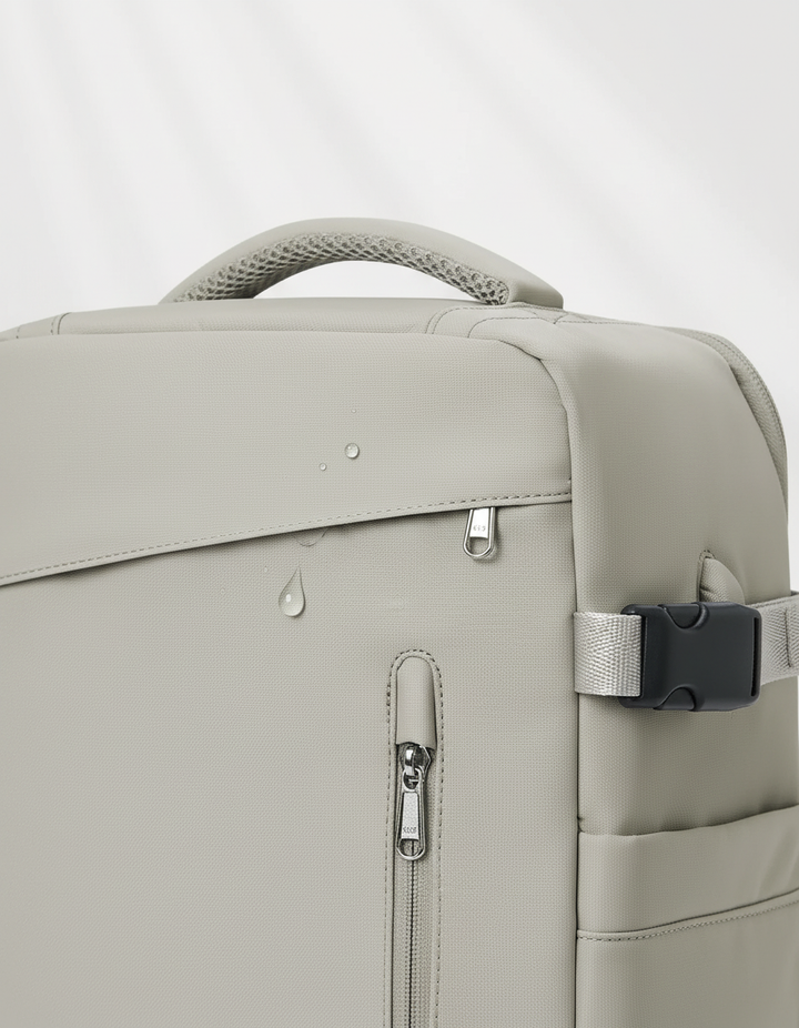 Svart EasyCarry reseryggsäck i profil, visar kompakta mått och sidofack, perfekt som handbagage.