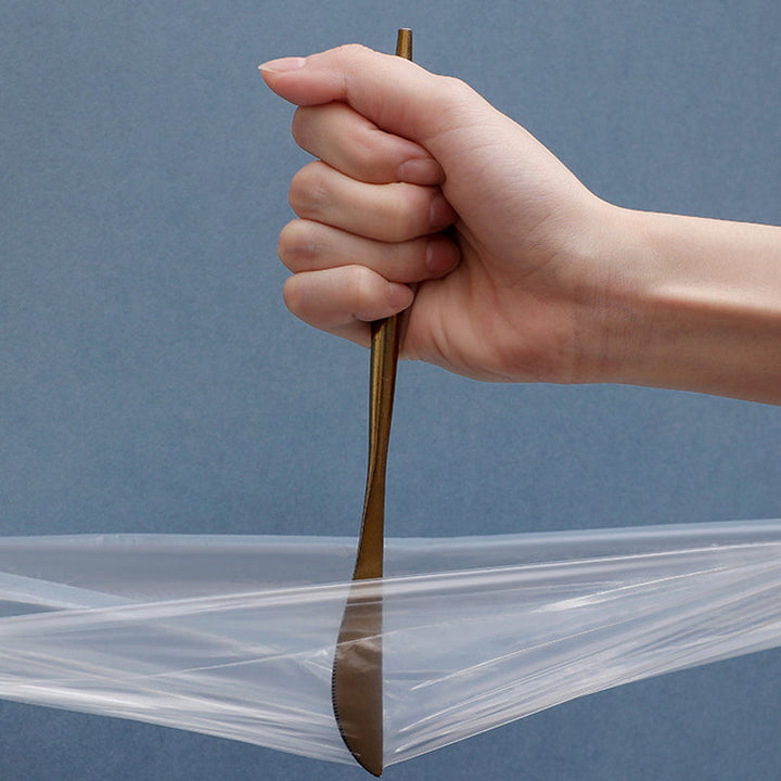 Unisex engångshandskar i plast, extra långa 60 cm, skyddar händer och armar. Perfekta för veterinär- och städarbete.