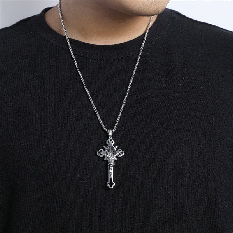 "Unisex exorcism kors halsband med Sankt Benedictus medalj i guld, detaljerad design för stil och andligt skydd."