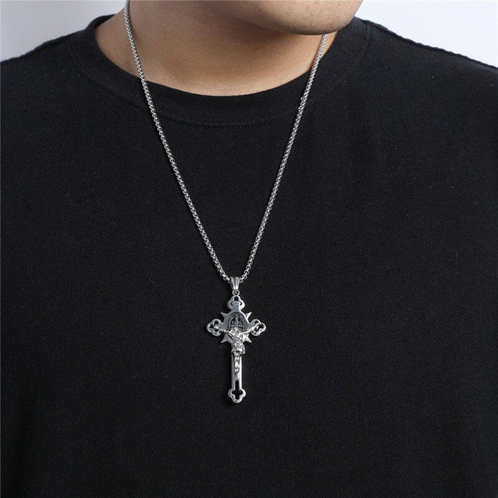 "Unisex exorcism kors halsband med Sankt Benedictus medalj i guld, detaljerad design för stil och andligt skydd."