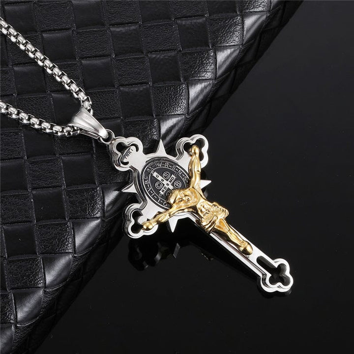 "Unisex exorcism kors halsband med Sankt Benedictus medalj i guld, detaljerad design för stil och andligt skydd."