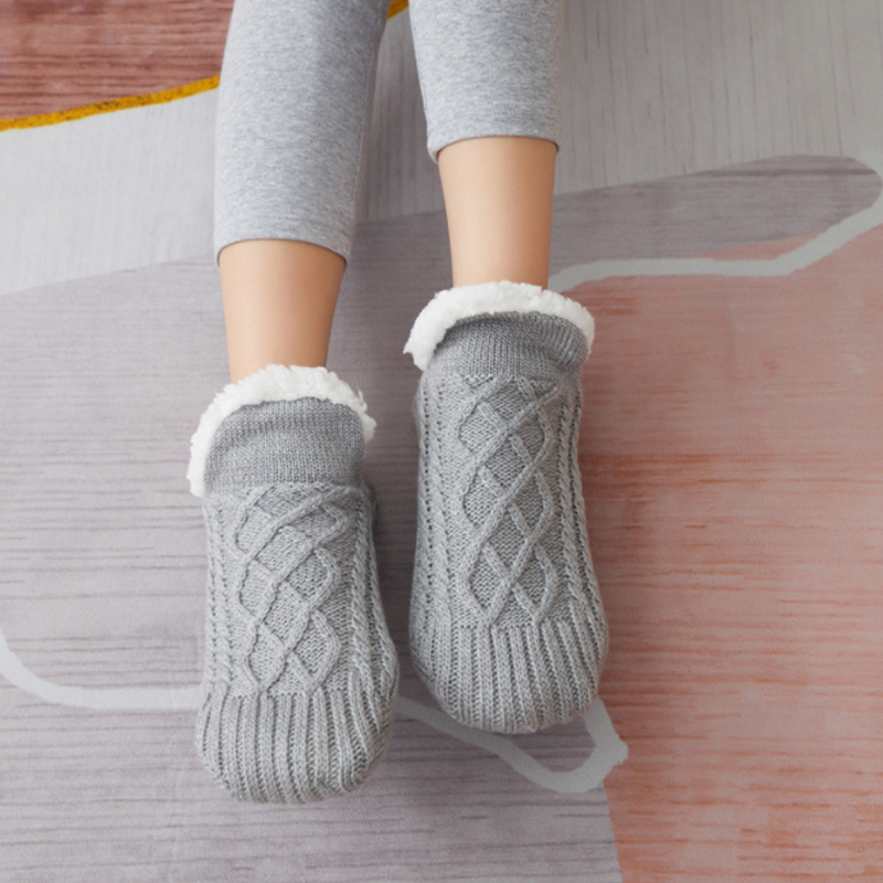 "Unisex fluffiga tofflor strumpor med halkfri silikon, mjuka akrylfiber, flera färger, storlek 35-45, värme och stil."