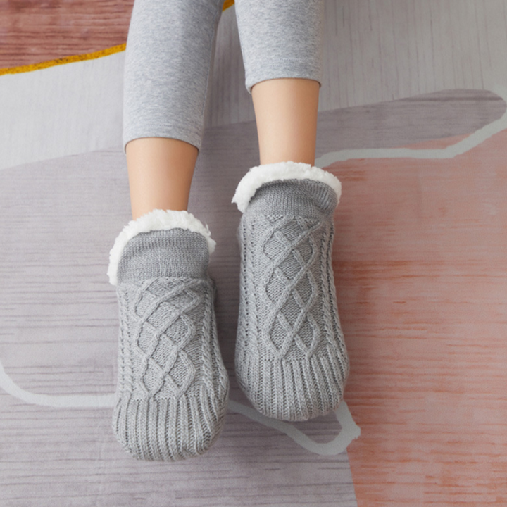 "Unisex fluffiga tofflor strumpor med halkfri silikon, mjuka akrylfiber, flera färger, storlek 35-45, värme och stil."