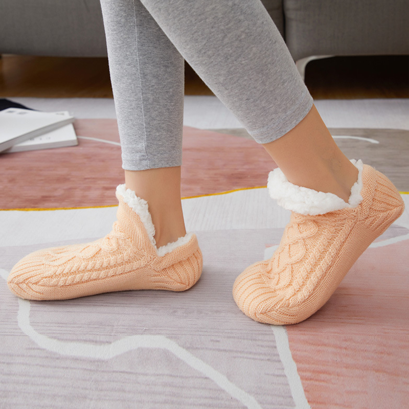 "Unisex fluffiga tofflor strumpor med halkfri silikon, mjuka akrylfiber, flera färger, storlek 35-45, värme och stil."