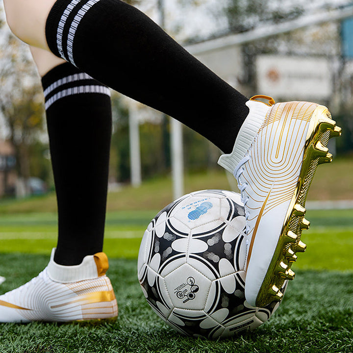 "Unisex fotbollsskor i äkta läder med guldpläterad sula och runda spikar för stabilitet och stil på planen."