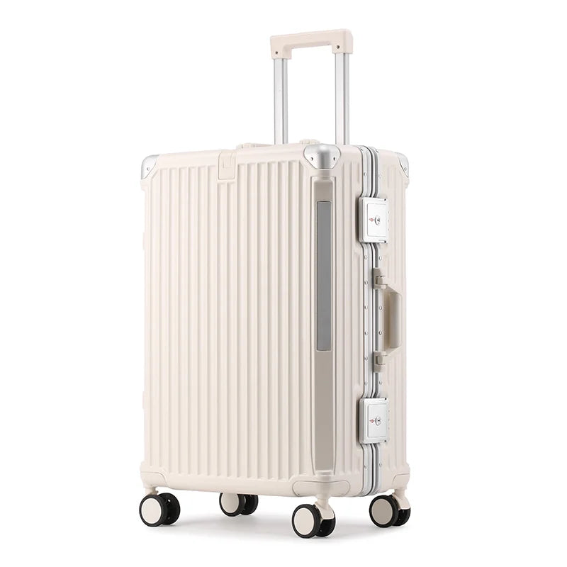 En person rullar en elegant hård resväska med aluminiumram och spinnerhjul. Smidigt bagage för flygplatsen.