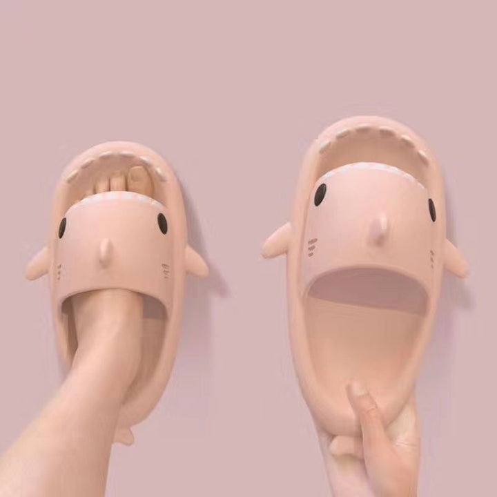 "Unisex hajtofflor med EVA, unik hajdesign, öppen tå, färgglada, mjuka och halkfria sulor. Storlek 36-45."