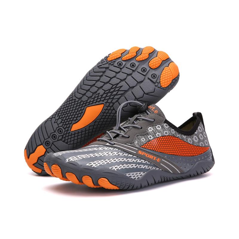 "Unisex halkfria aqua skodon för utomhusaktiviteter, blå och svarta, visar flexibel lycra och anti-slip sula."