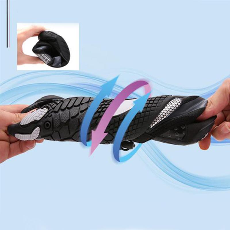 "Unisex halkfria aqua skodon för utomhusaktiviteter, blå och svarta, visar flexibel lycra och anti-slip sula."