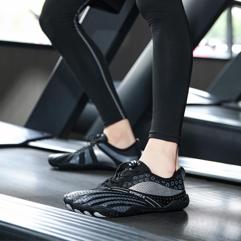 "Unisex halkfria aqua skodon för utomhusaktiviteter, blå och svarta, visar flexibel lycra och anti-slip sula."