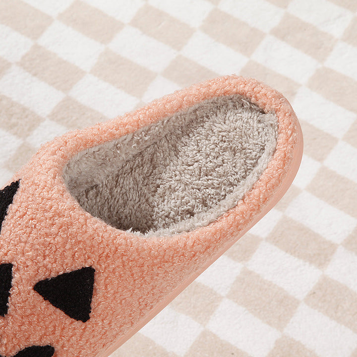 Unisex Halloween-tofflor i plysch med pumpa- och spökdesign, mysiga slip-in skor, perfekt för festlig höstkomfort.