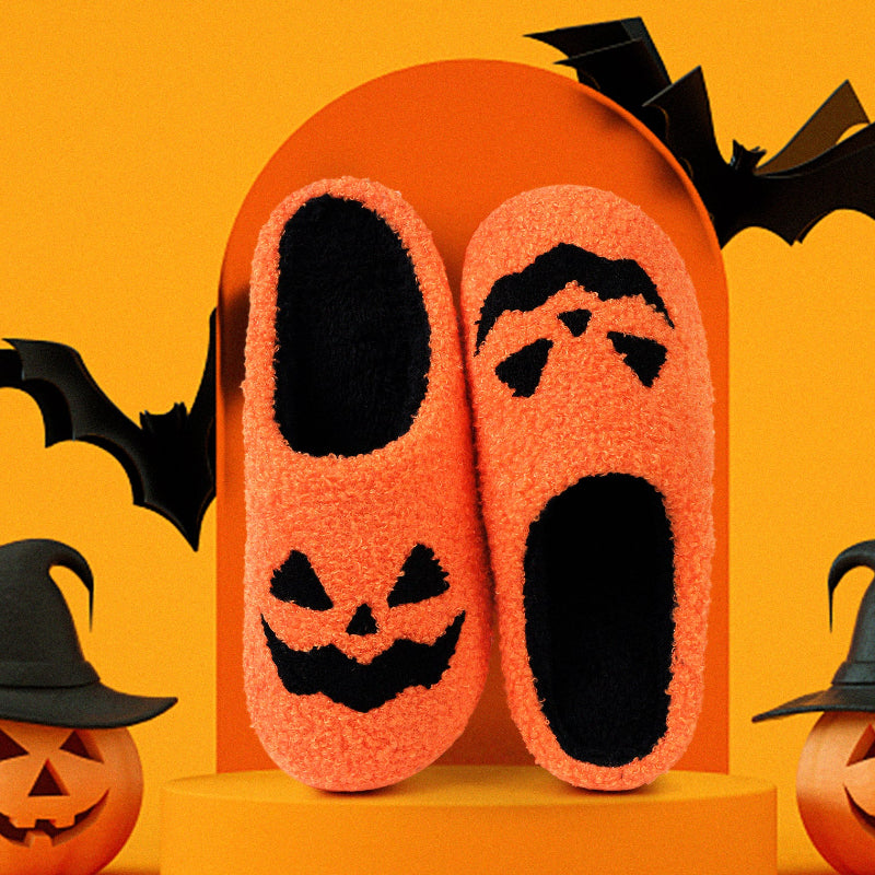 Unisex Halloween-tofflor i plysch med pumpa- och spökdesign, mysiga slip-in skor, perfekt för festlig höstkomfort.