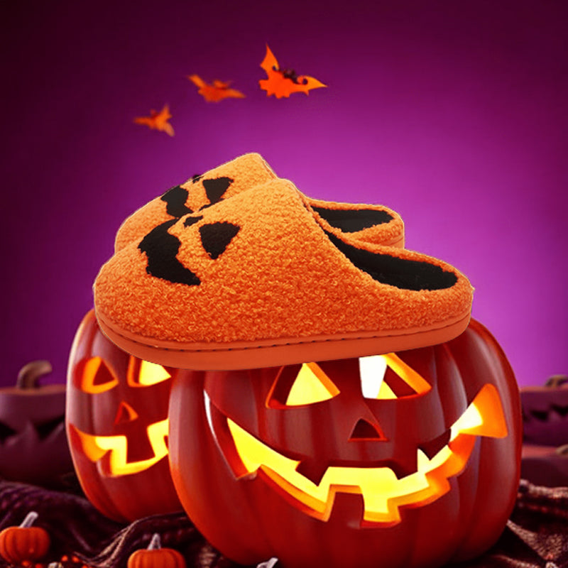 Unisex Halloween-tofflor i plysch med pumpa- och spökdesign, mysiga slip-in skor, perfekt för festlig höstkomfort.