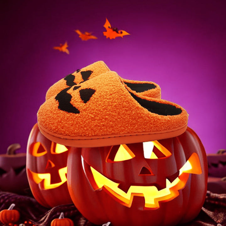 Unisex Halloween-tofflor i plysch med pumpa- och spökdesign, mysiga slip-in skor, perfekt för festlig höstkomfort.