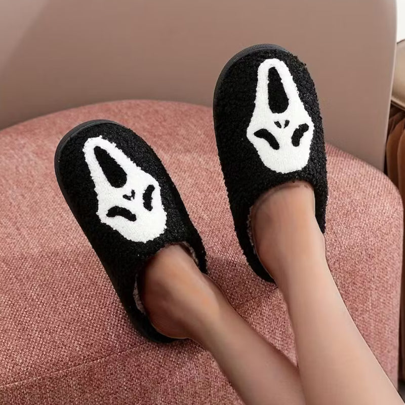 Unisex Halloween-tofflor i plysch med pumpa- och spökdesign, mysiga slip-in skor, perfekt för festlig höstkomfort.