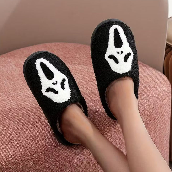 Unisex Halloween-tofflor i plysch med pumpa- och spökdesign, mysiga slip-in skor, perfekt för festlig höstkomfort.