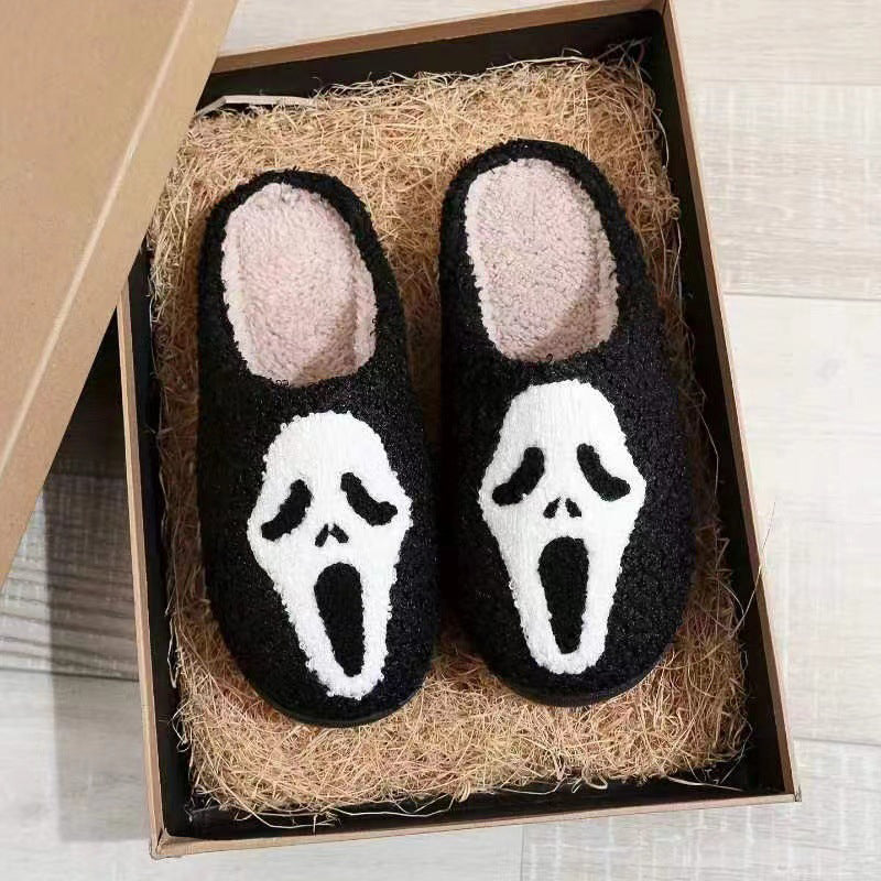 Unisex Halloween-tofflor i plysch med pumpa- och spökdesign, mysiga slip-in skor, perfekt för festlig höstkomfort.